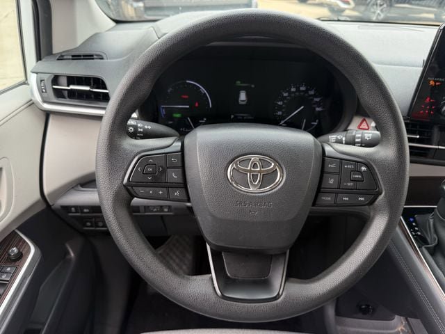 Used 2023 Toyota Sienna LE FWD image 12