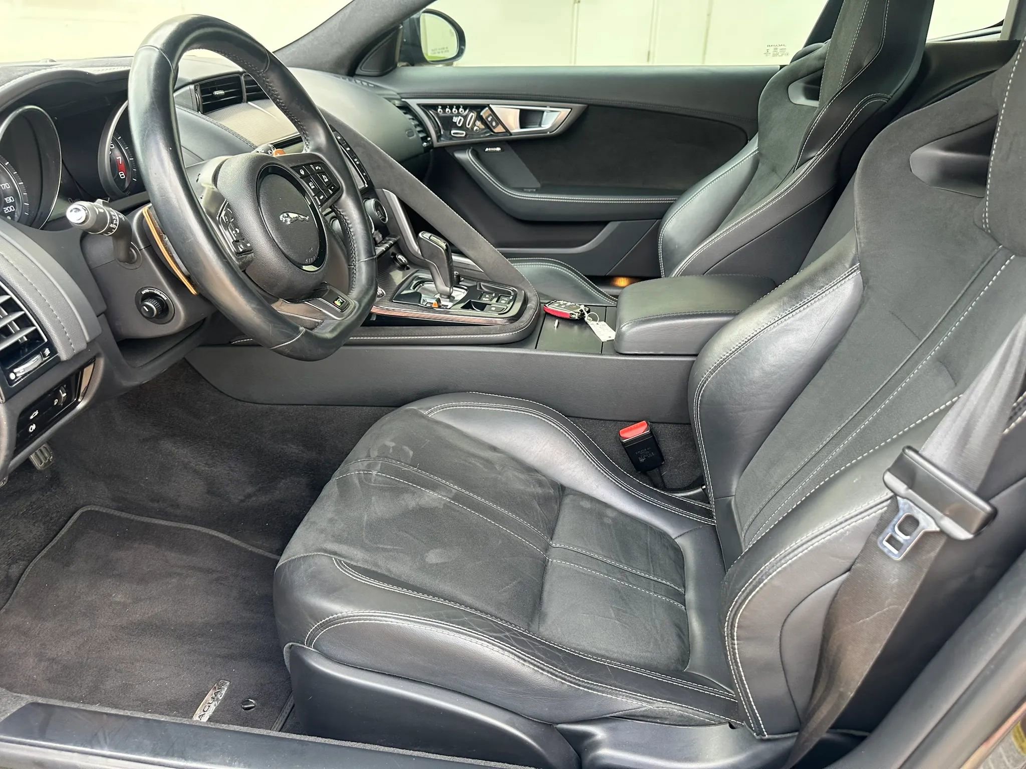 Used 2015 Jaguar F-TYPE R RWD image 17
