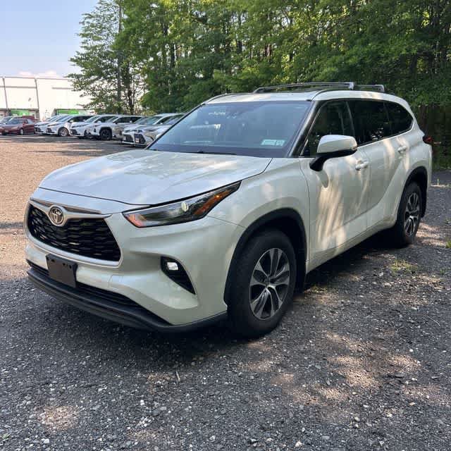 Used 2021 Toyota Highlander XLE AWD/4WD image 9