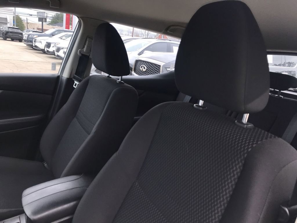 Used 2019 Nissan Rogue Sport S image 11