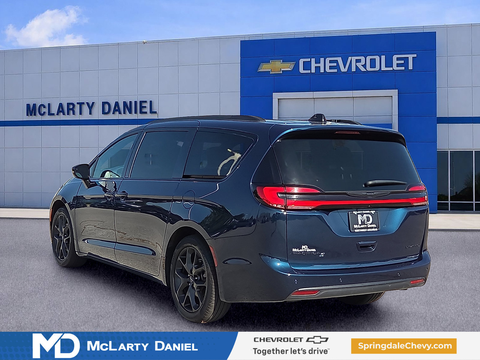 Used 2025 Chrysler Pacifica Limited FWD image 4