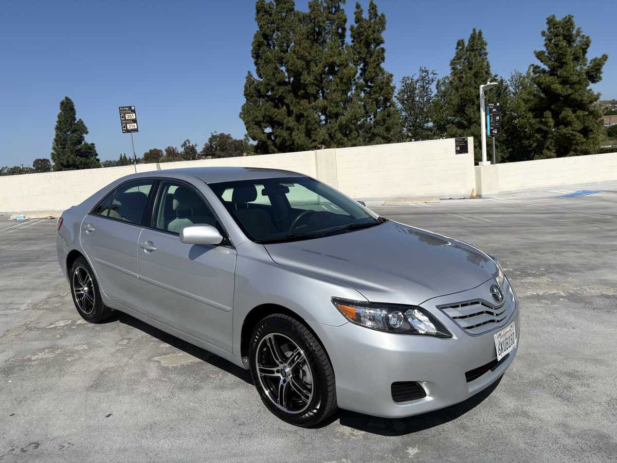 Used 2010 Toyota Camry LE FWD image 30