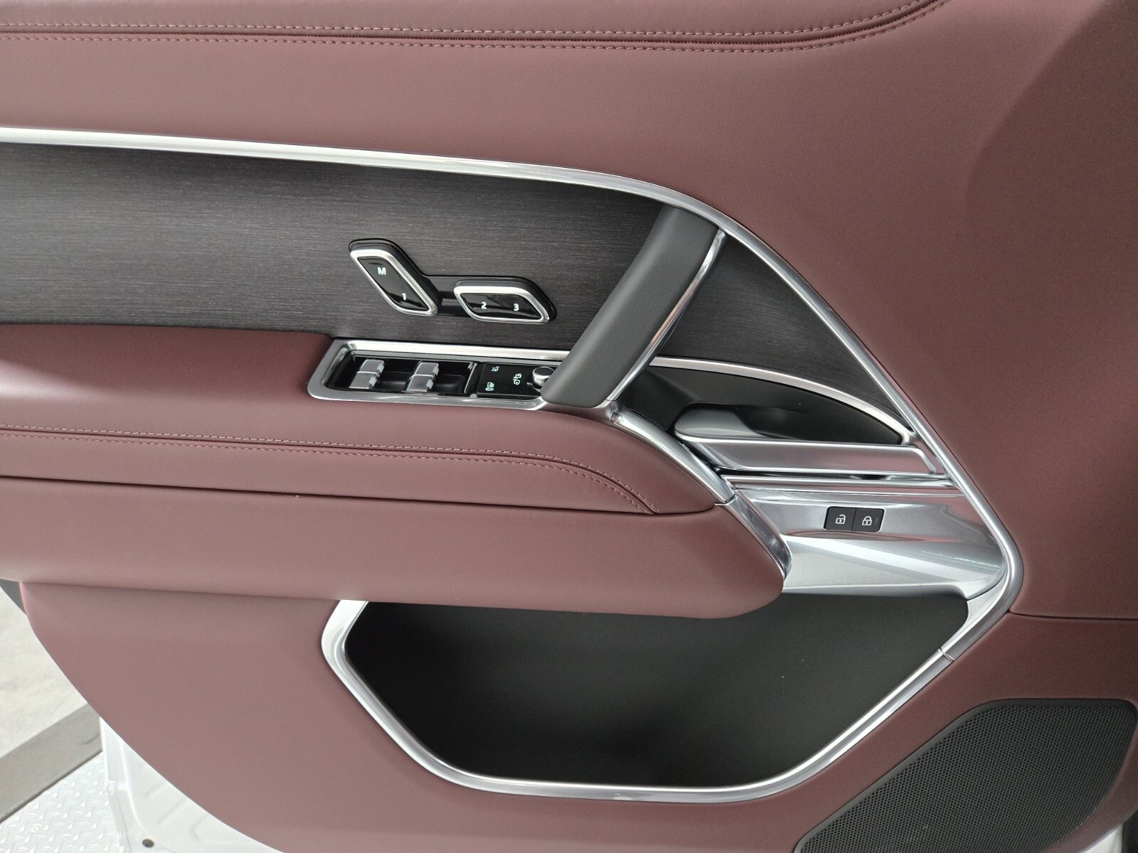 New 2025 Land Rover Range Rover SE image 21