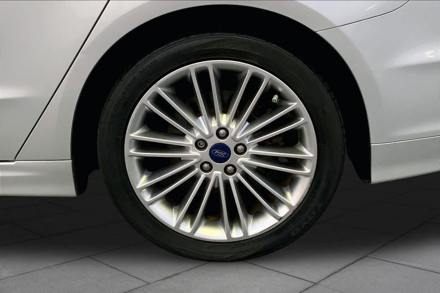 Used 2016 Ford Fusion SE w/ Equipment Group 202A FWD image 11