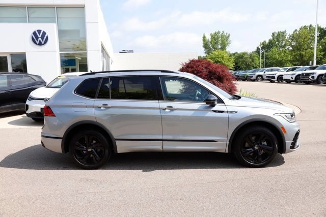Used 2024 Volkswagen Tiguan SE R-Line w/ MDO Package, Two-Row AWD/4WD image 2