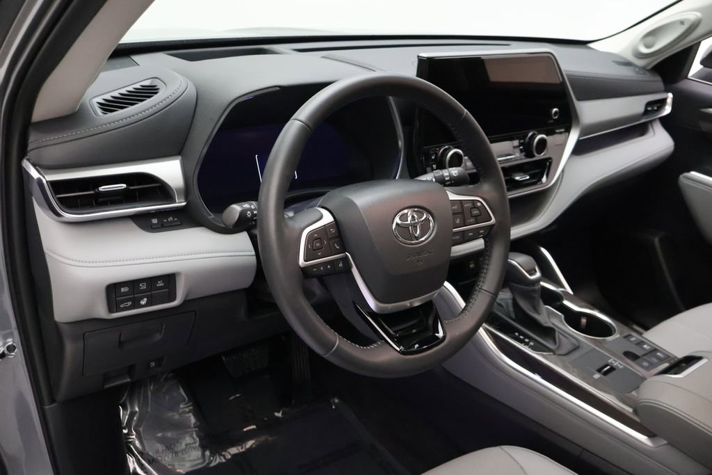 Certified 2025 Toyota Highlander Platinum AWD/4WD image 15