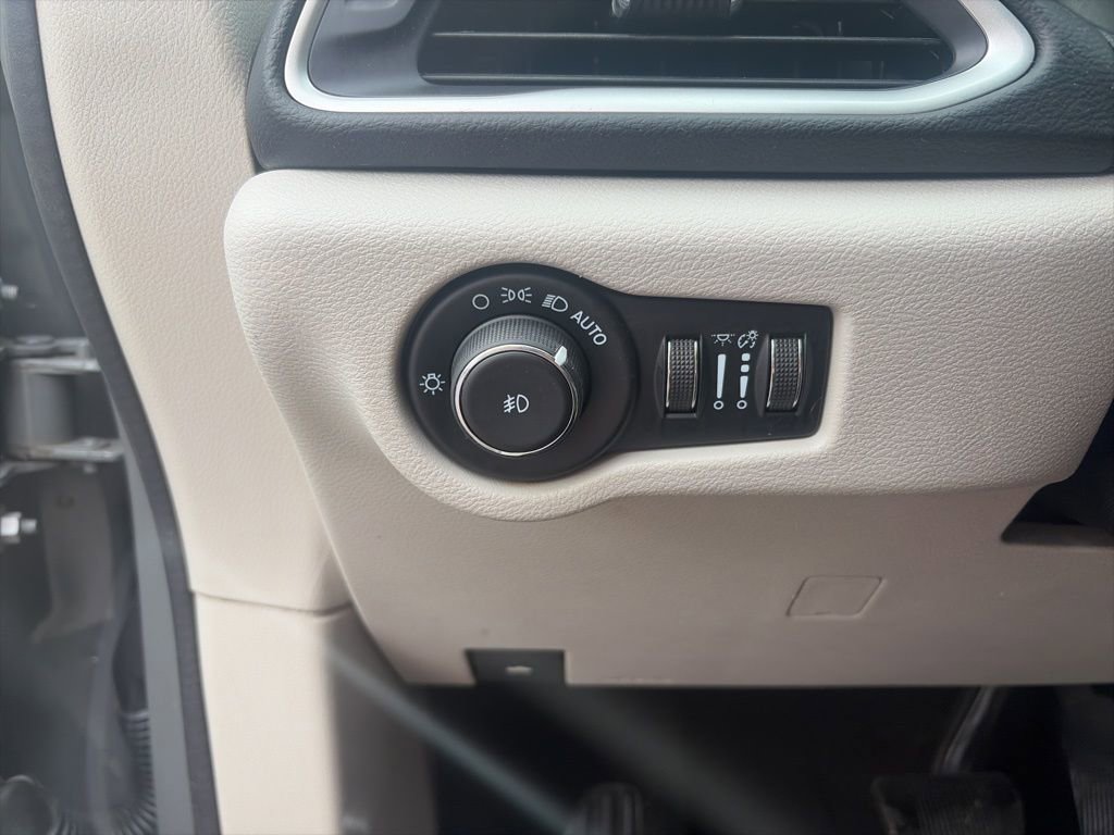 Used 2022 Chrysler Pacifica Touring-L image 16