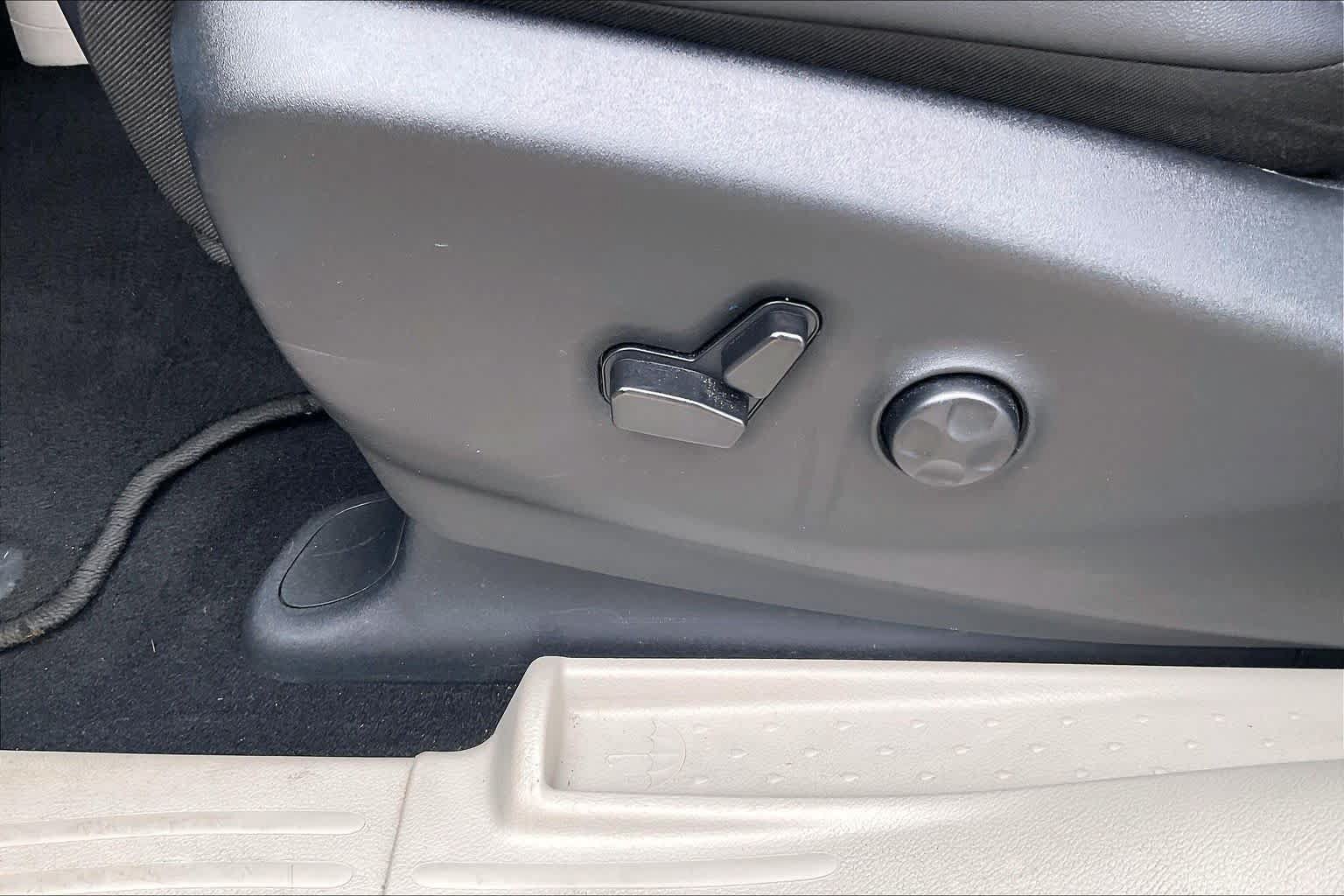 Used 2024 Chrysler Pacifica Touring-L FWD image 31