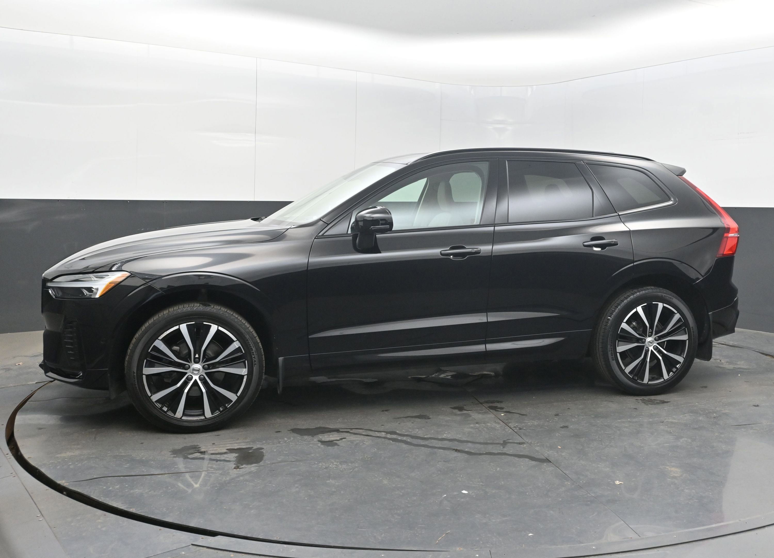 Used 2023 Volvo XC60 B5 Plus w/ Climate Package image 5