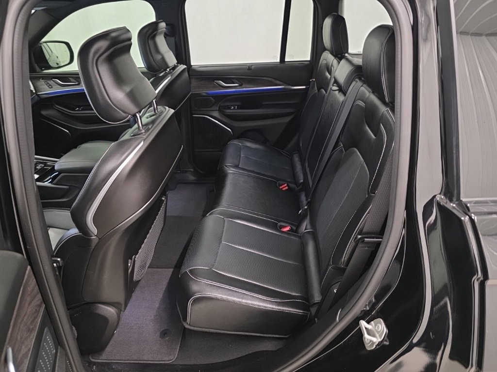 Used 2024 Jeep Grand Cherokee Overland w/ Luxury Tech Group IV image 9