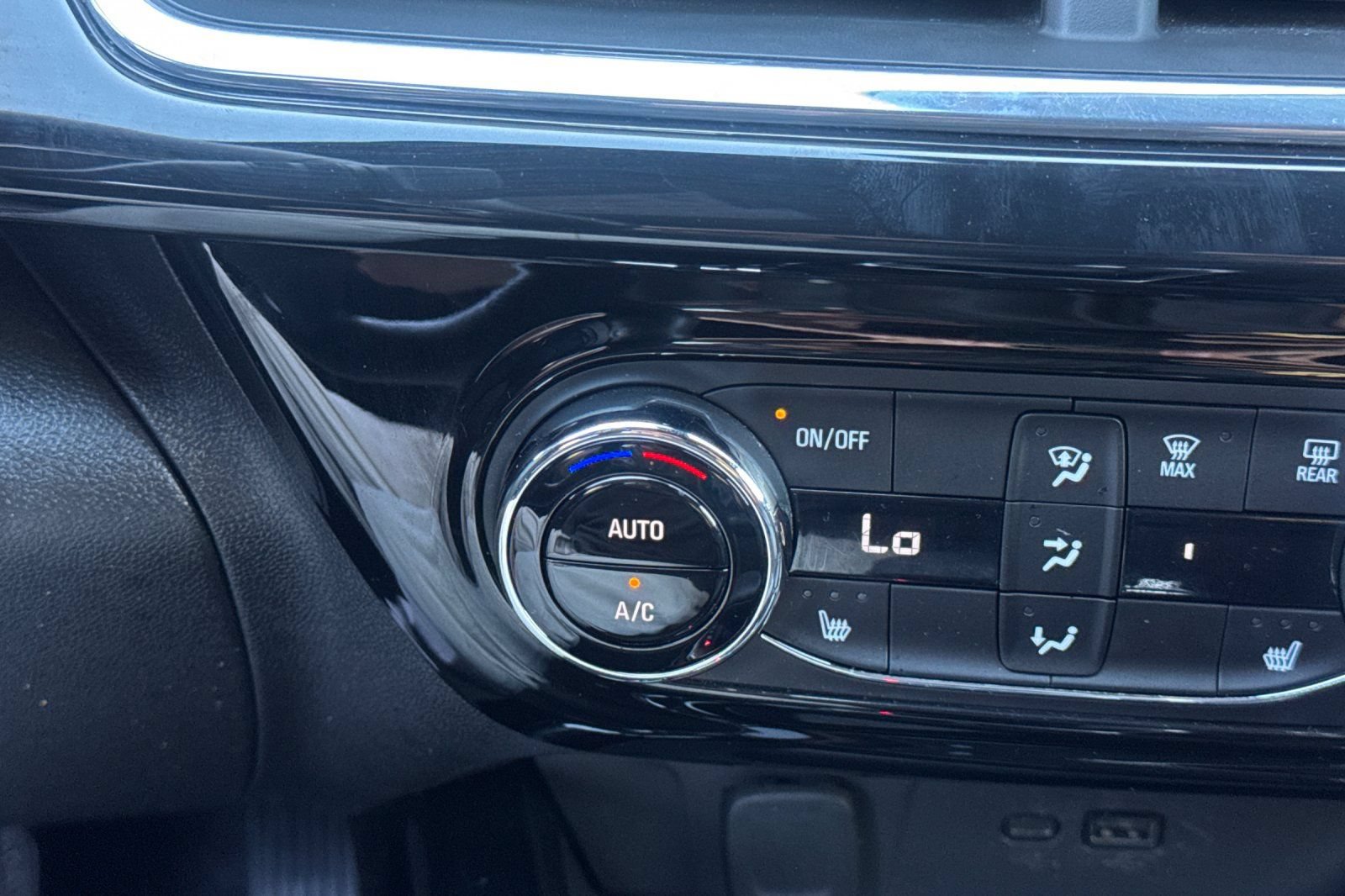 Used 2025 Chevrolet Trax RS FWD image 27