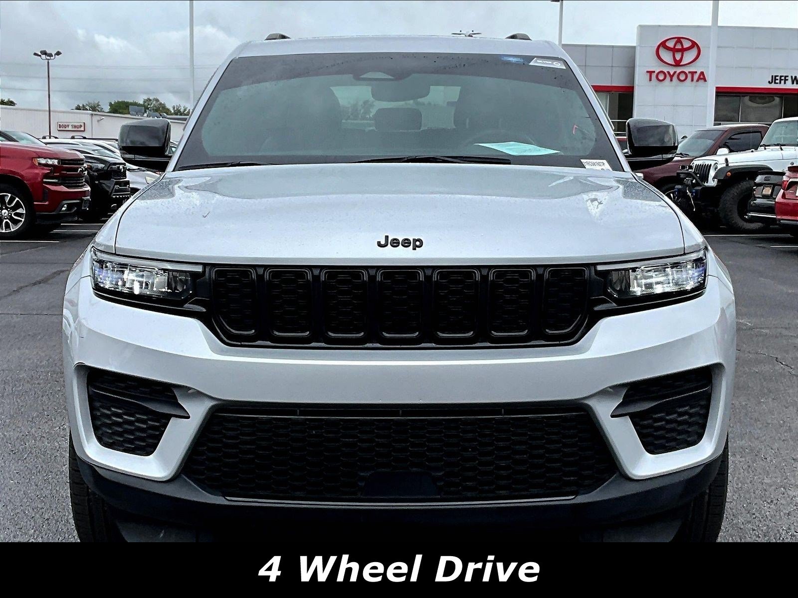 Used 2024 Jeep Grand Cherokee Altitude AWD/4WD image 2