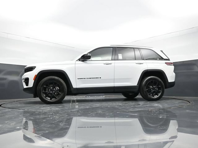 Used 2025 Jeep Grand Cherokee Altitude AWD/4WD image 50