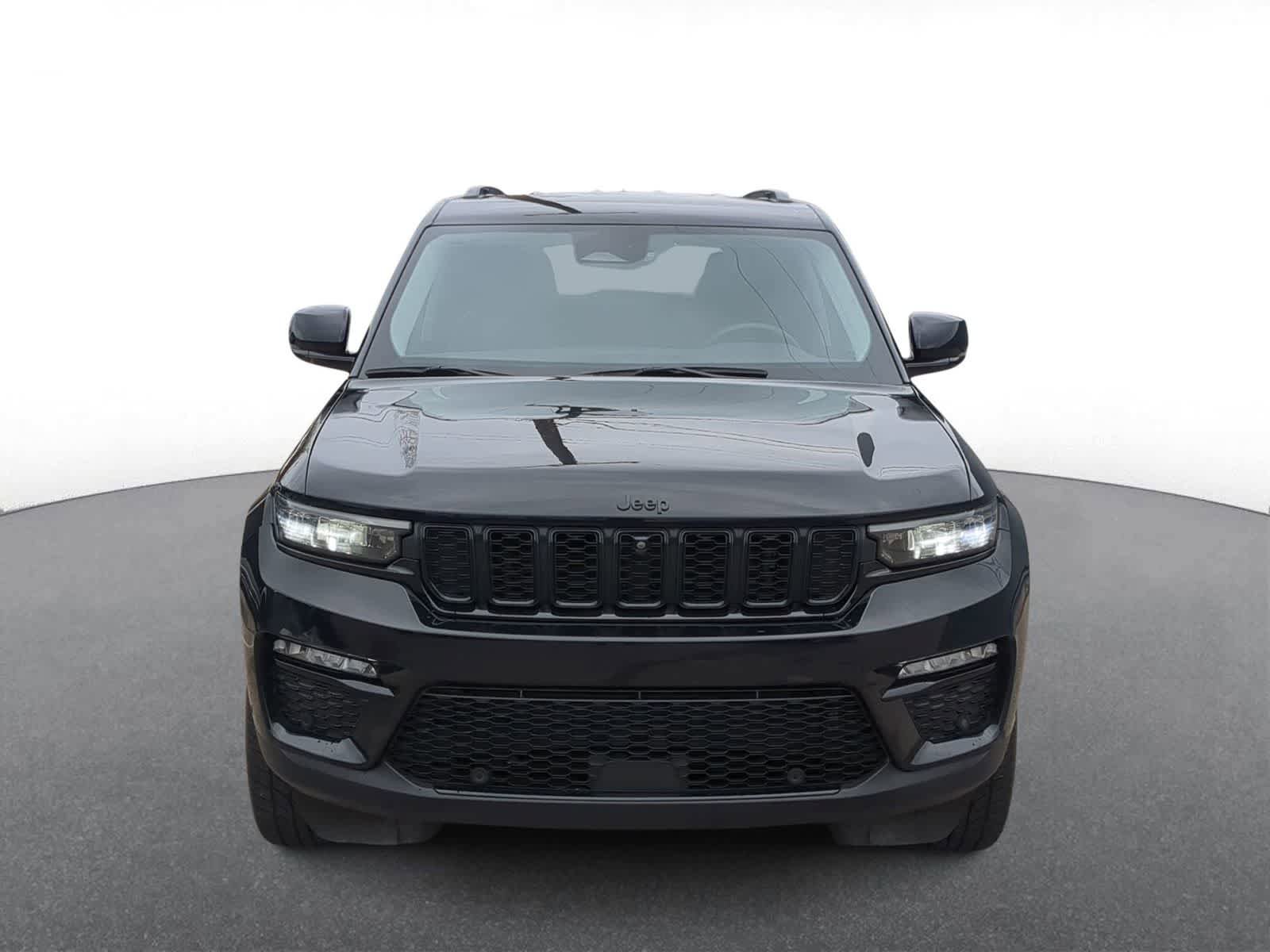Used 2023 Jeep Grand Cherokee Limited w/ Luxury Tech Group II image 3