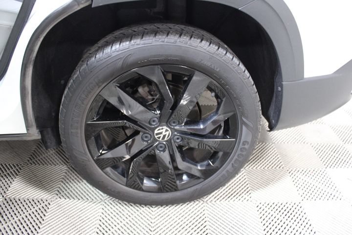 Used 2022 Volkswagen Taos SE w/ Panoramic Sunroof Package FWD image 44