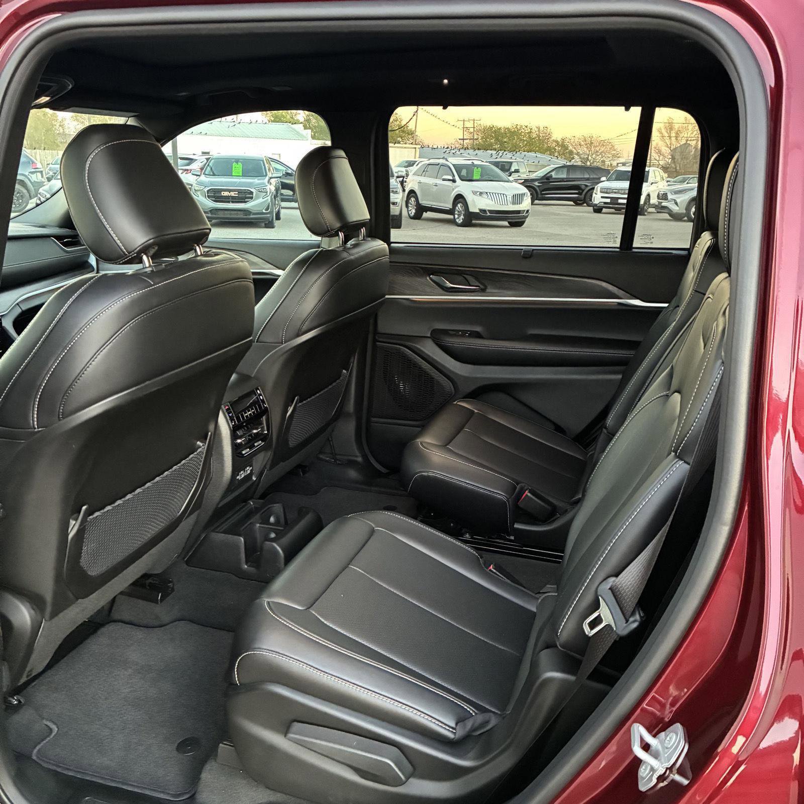 Used 2025 Jeep Grand Cherokee L Limited w/ Luxury Tech Group II image 2