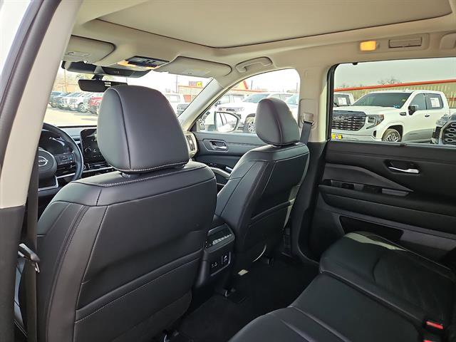Used 2024 Nissan Pathfinder Platinum w/ Cargo Package image 9