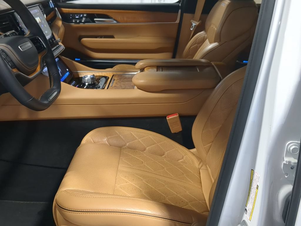 Used 2022 Jeep Grand Wagoneer Series III AWD/4WD image 18