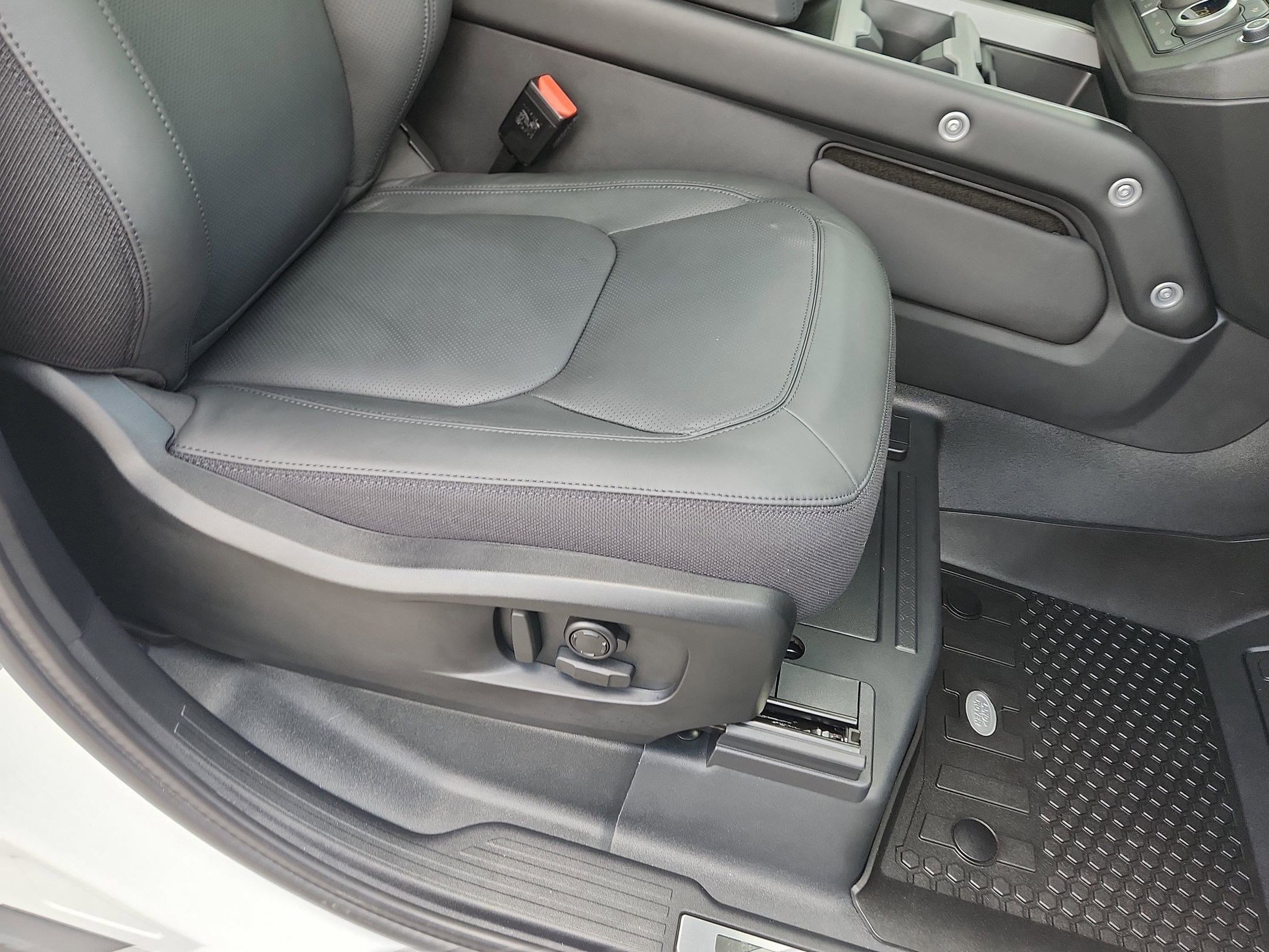 Certified 2025 Land Rover Defender 90 V8 image 11