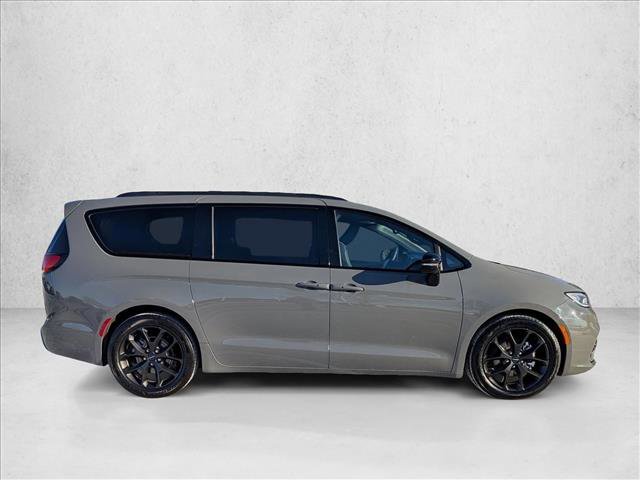 Used 2025 Chrysler Pacifica Limited FWD image 4