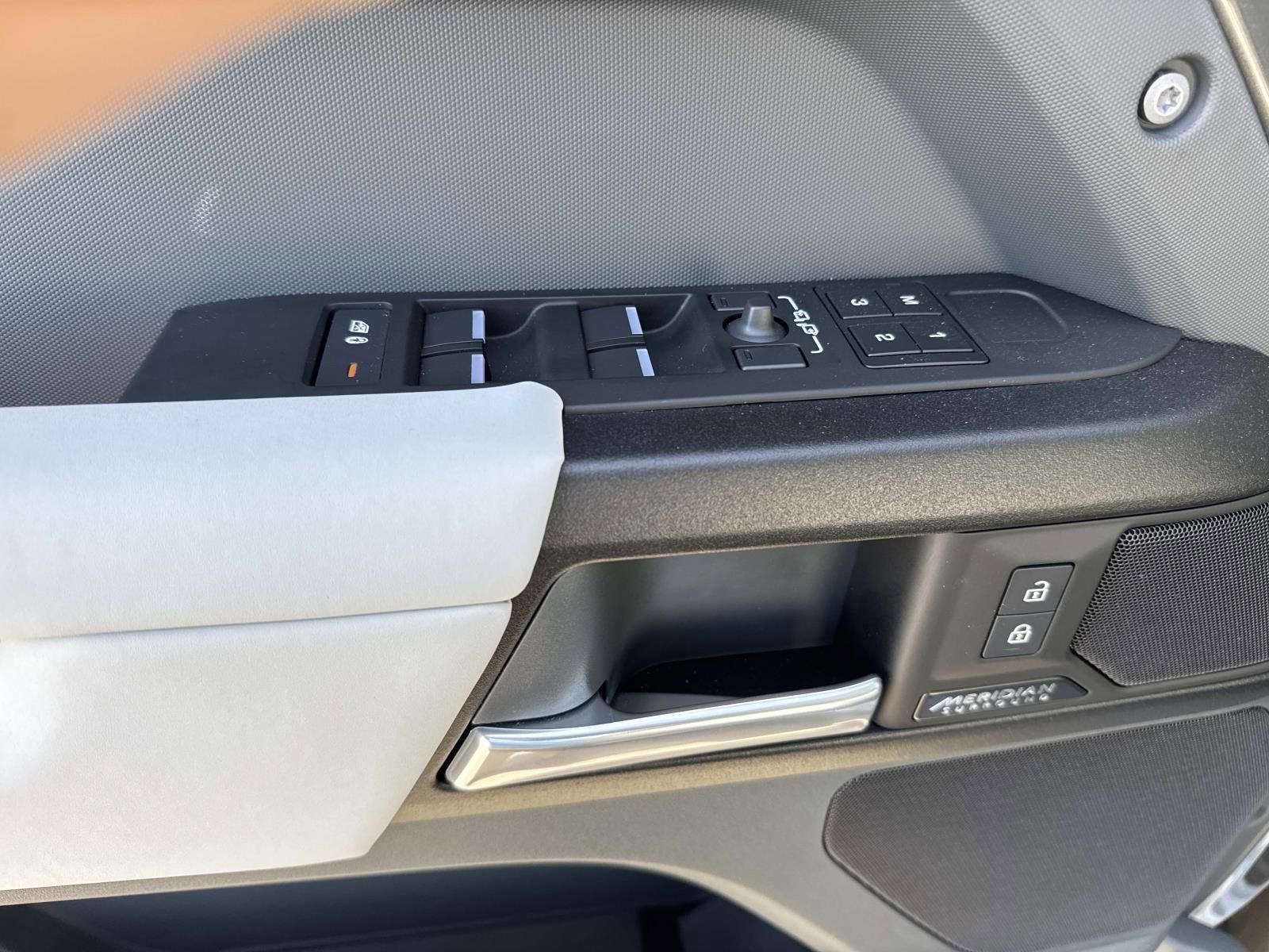 Used 2025 Land Rover Defender 130 X image 20