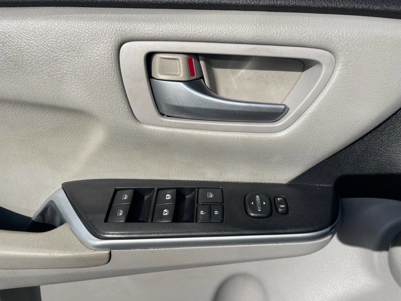Used 2015 Toyota Camry SE FWD image 16
