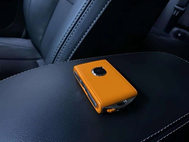 Used 2025 Volvo XC40 B5 Plus image 90