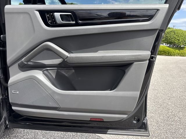 Used 2020 Porsche Cayenne image 32