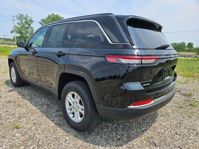 Used 2023 Jeep Grand Cherokee Laredo AWD/4WD image 11