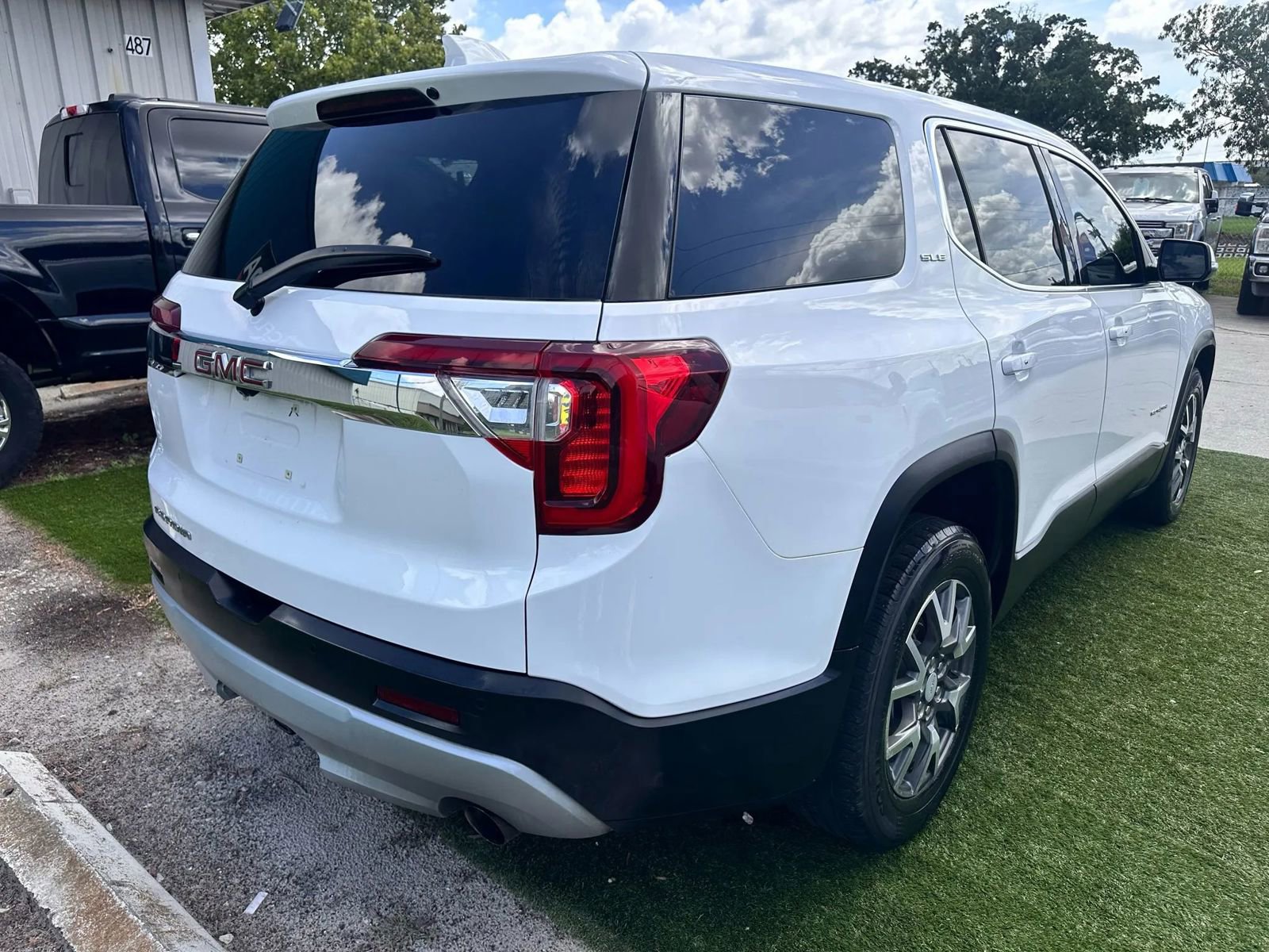 Used 2021 GMC Acadia SLE w/ LPO, Floor Liner Package image 5