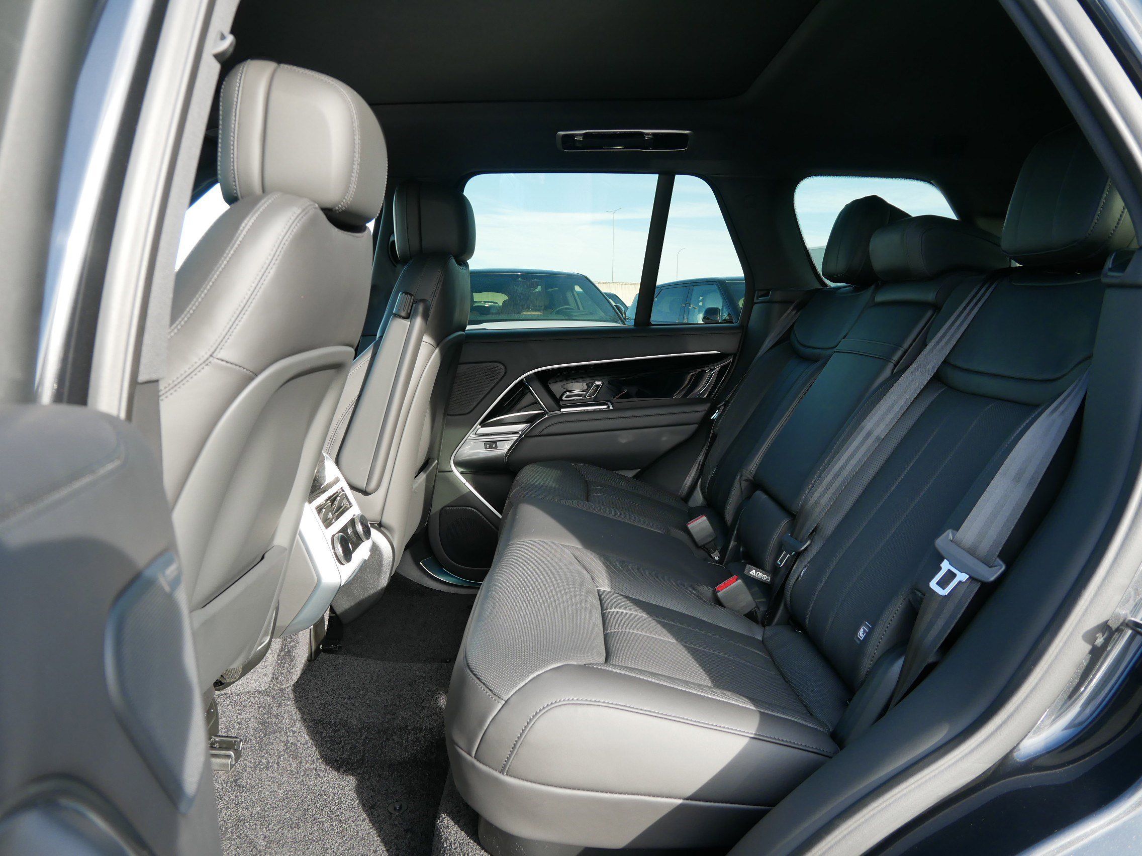 New 2025 Land Rover Range Rover SE image 5