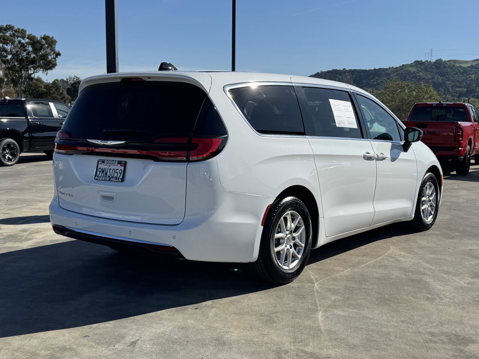 Used 2024 Chrysler Pacifica Touring image 6