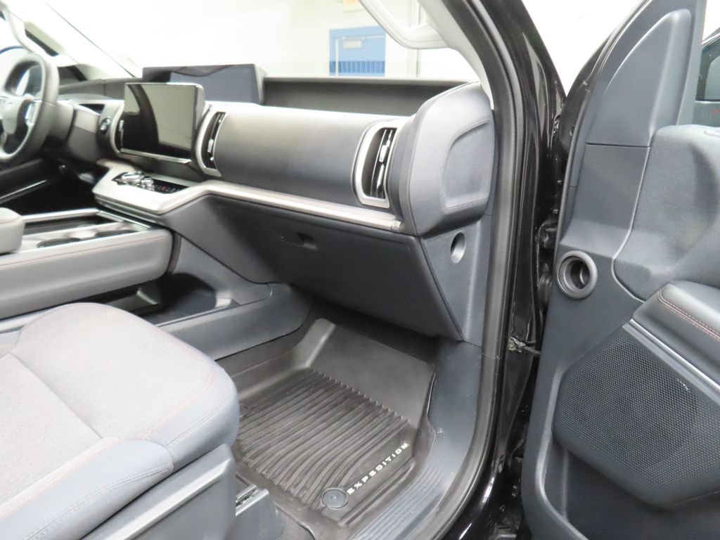 Used 2025 Ford Expedition Max Active AWD/4WD image 37