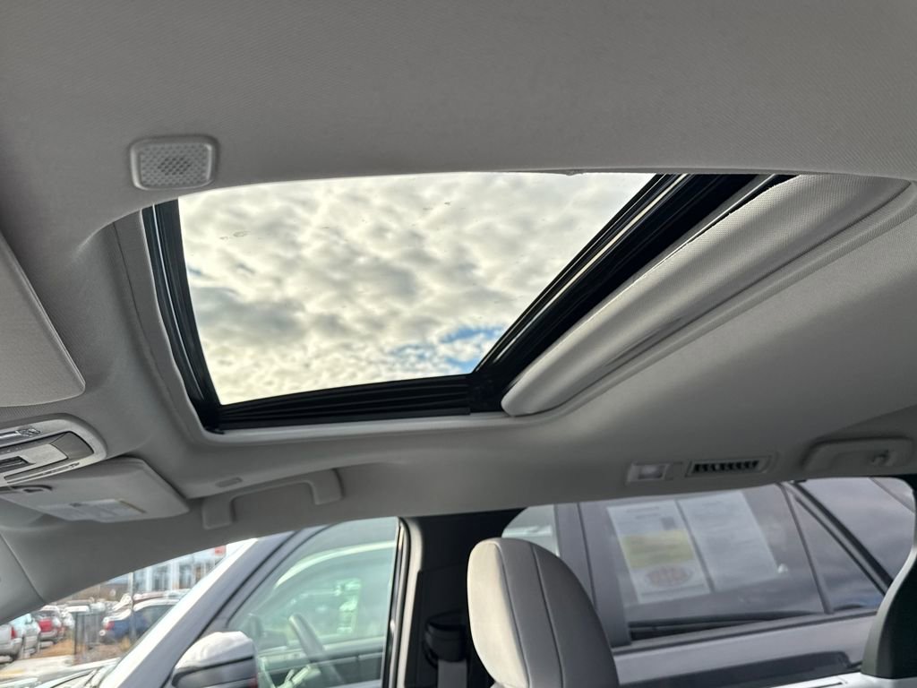 Used 2025 Toyota Sienna LE w/ LE Plus Package image 10