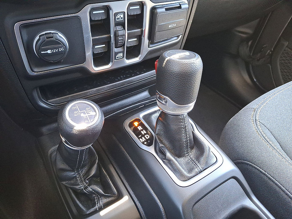 Used 2025 Jeep Wrangler Unlimited Sahara w/ Safety Group AWD/4WD image 12