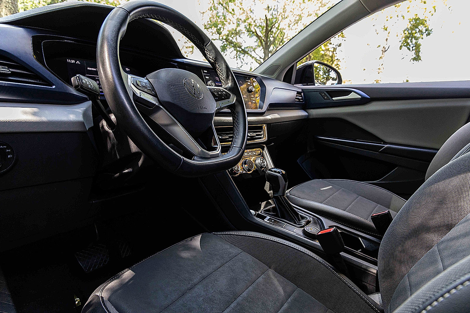 Used 2023 Volkswagen Taos SE w/ Panoramic Sunroof Package image 7