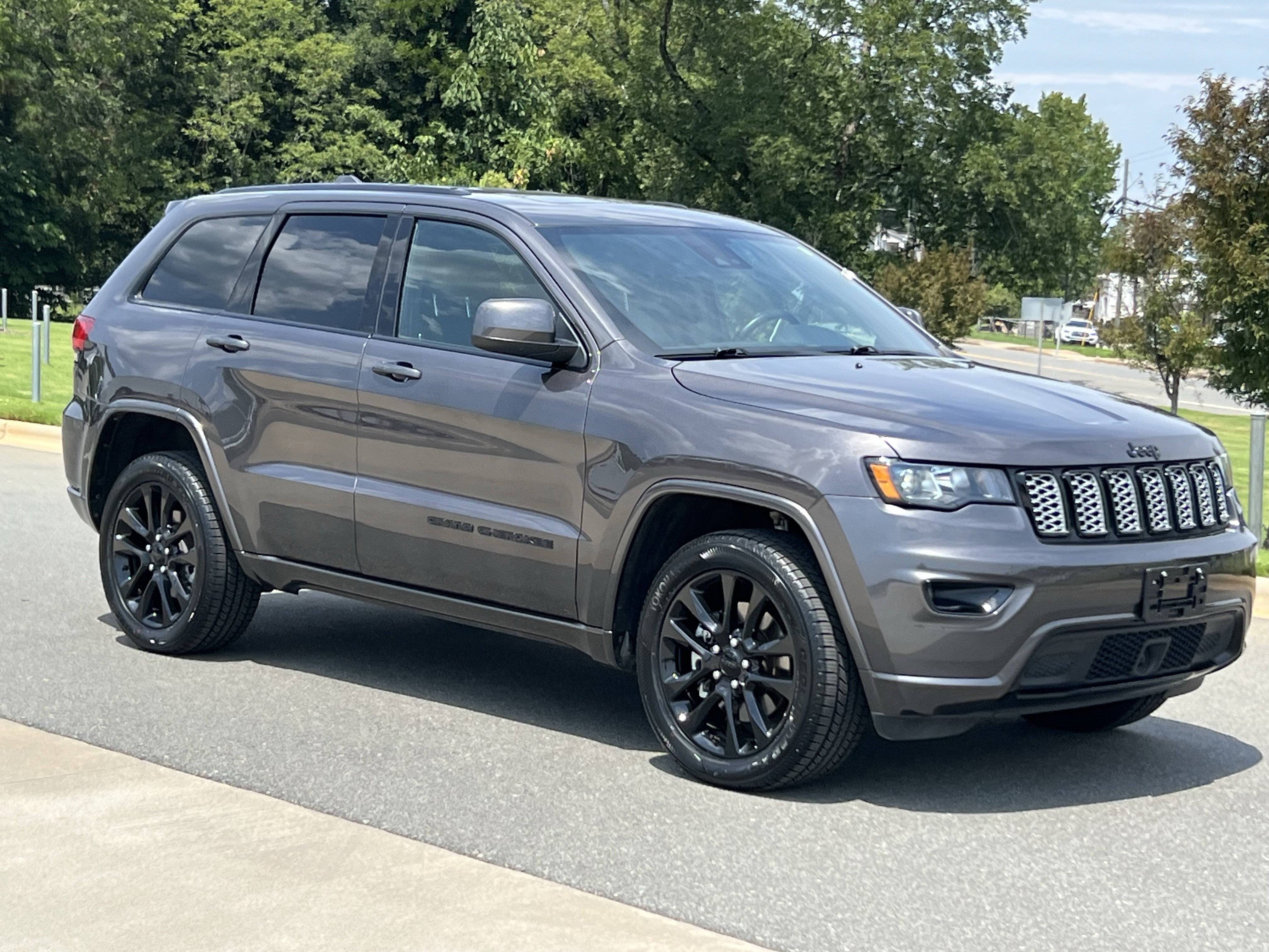 Used 2021 Jeep Grand Cherokee Laredo X AWD/4WD image 2