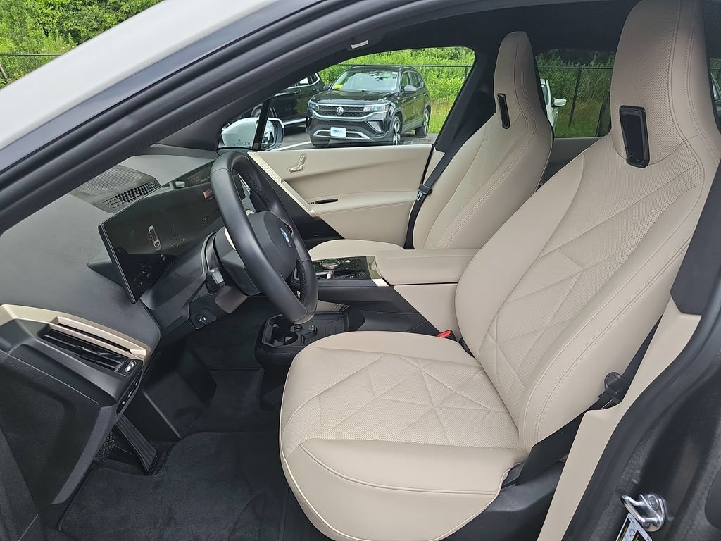 Used 2024 BMW iX xDrive50 w/ Sport Package AWD/4WD image 10