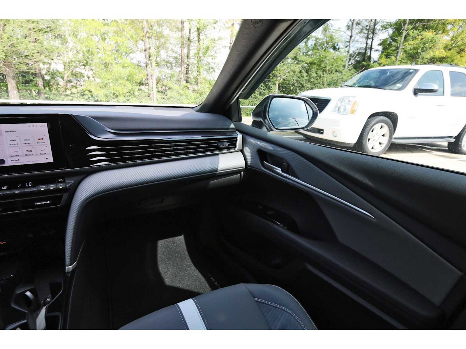 Used 2025 Toyota Camry SE w/ Convenience Package image 8