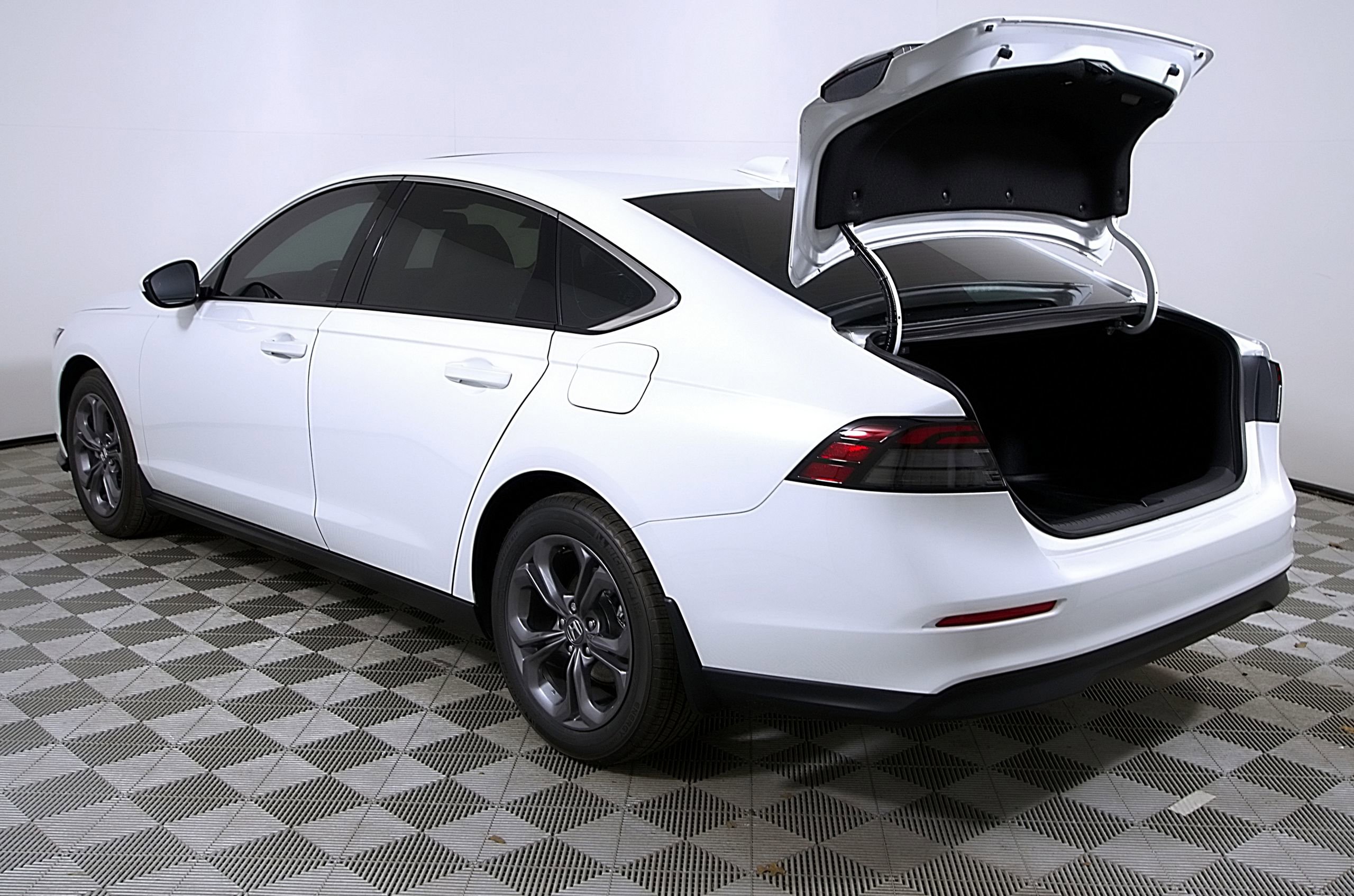 Used 2023 Honda Accord EX image 10