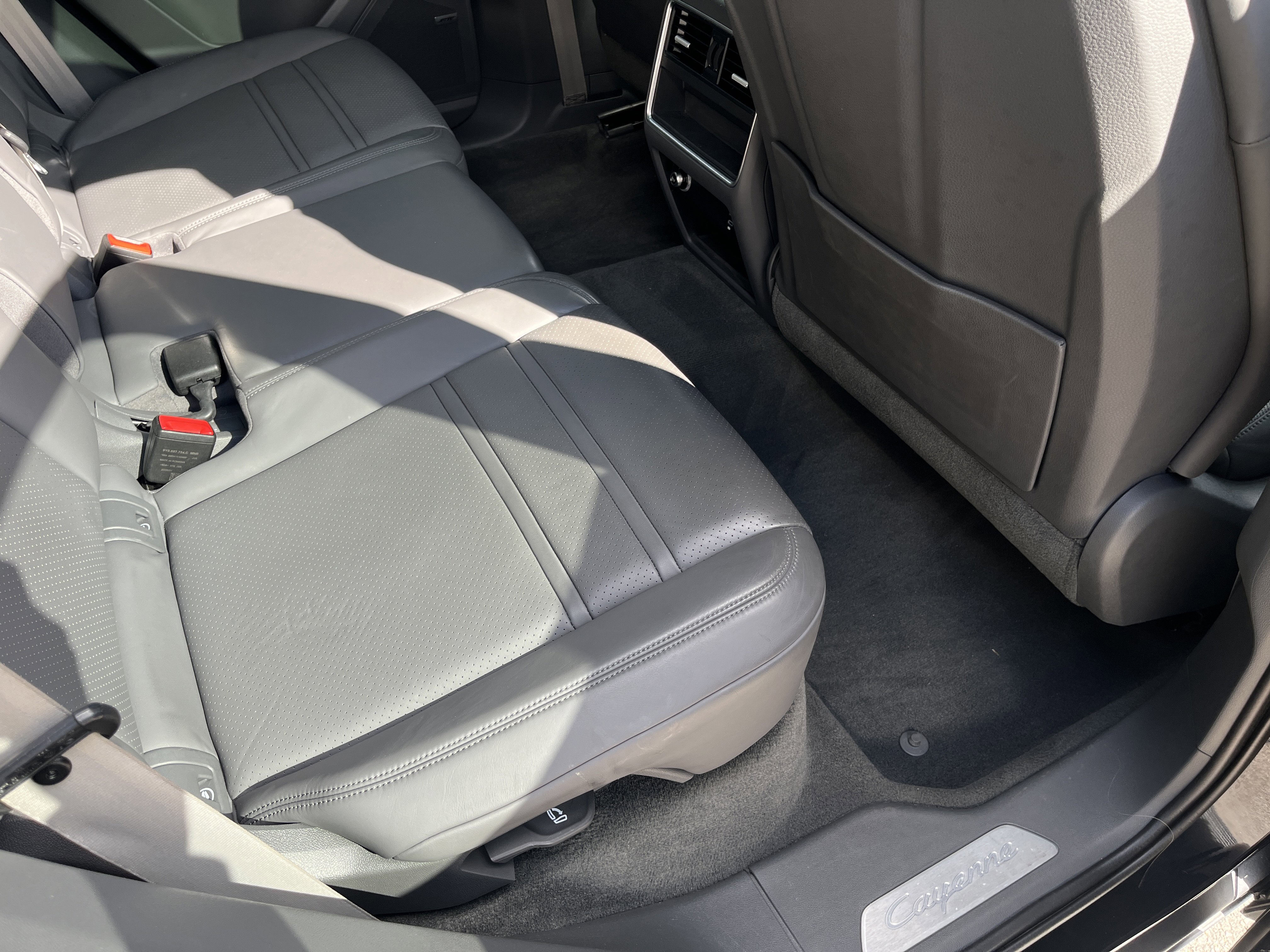 Certified 2022 Porsche Cayenne Platinum Edition image 26