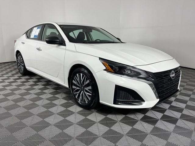 Used 2025 Nissan Altima 2.5 SV FWD image 3