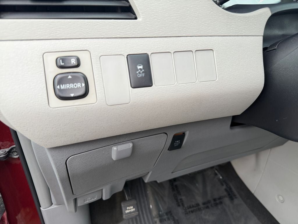 Used 2013 Toyota Sienna SE FWD image 19