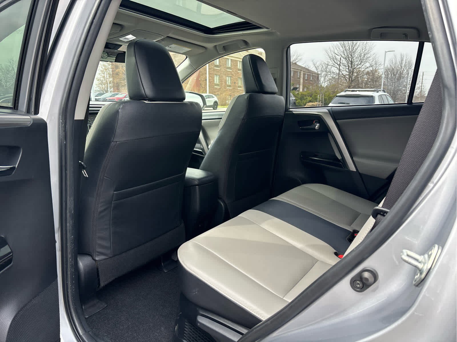 Used 2018 Toyota RAV4 Limited image 5