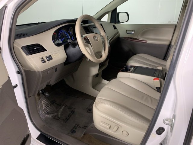 Used 2014 Toyota Sienna XLE image 32