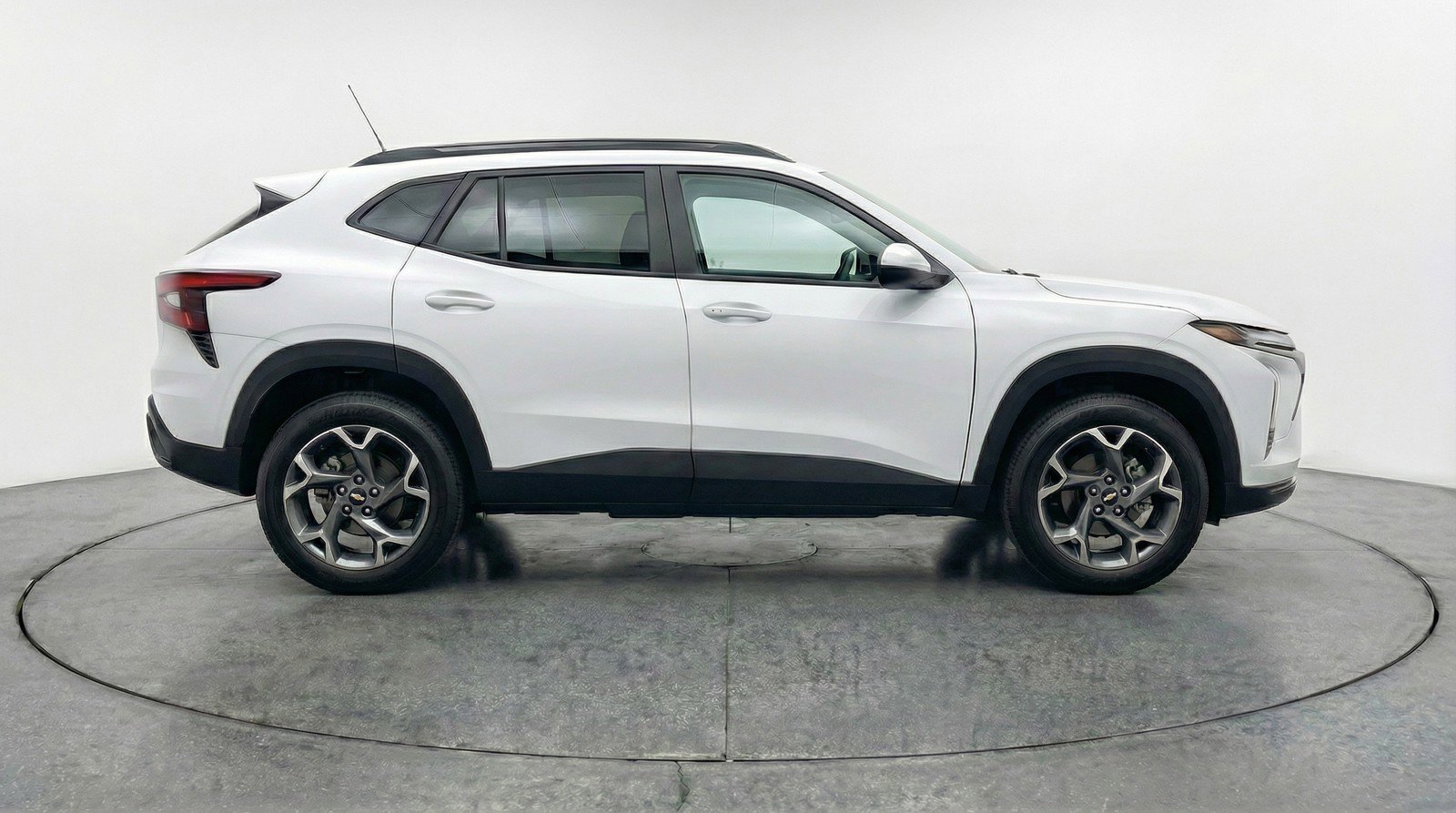 Used 2025 Chevrolet Trax LT FWD image 11