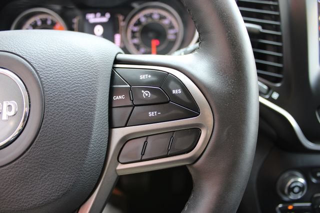 Used 2019 Jeep Cherokee Latitude Plus w/ Cold Weather Group AWD/4WD image 17