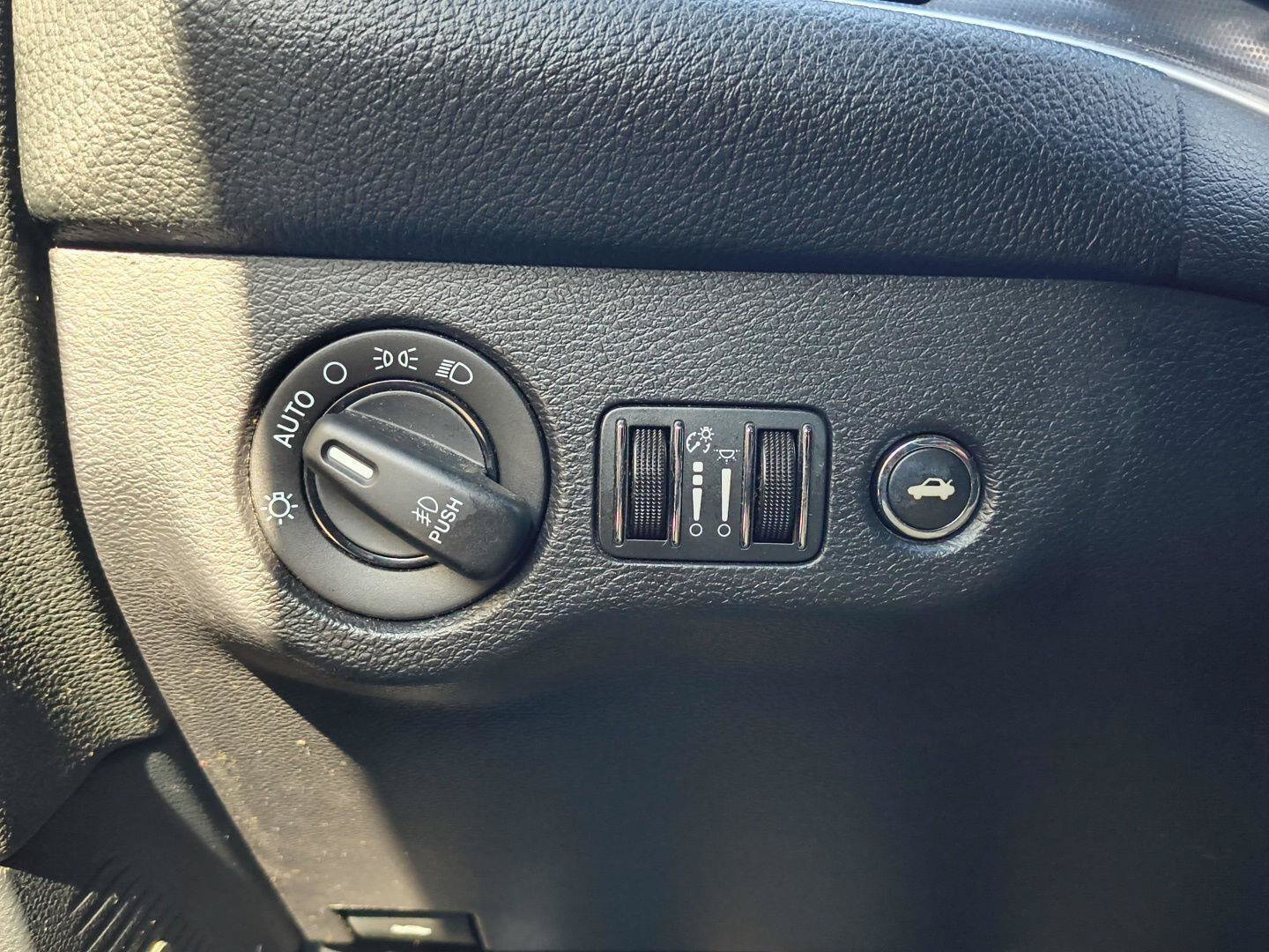 Used 2015 Dodge Challenger R/T Plus RWD image 7