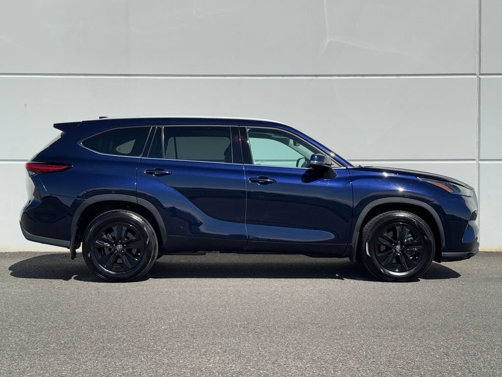 Used 2022 Toyota Highlander XLE AWD/4WD image 8