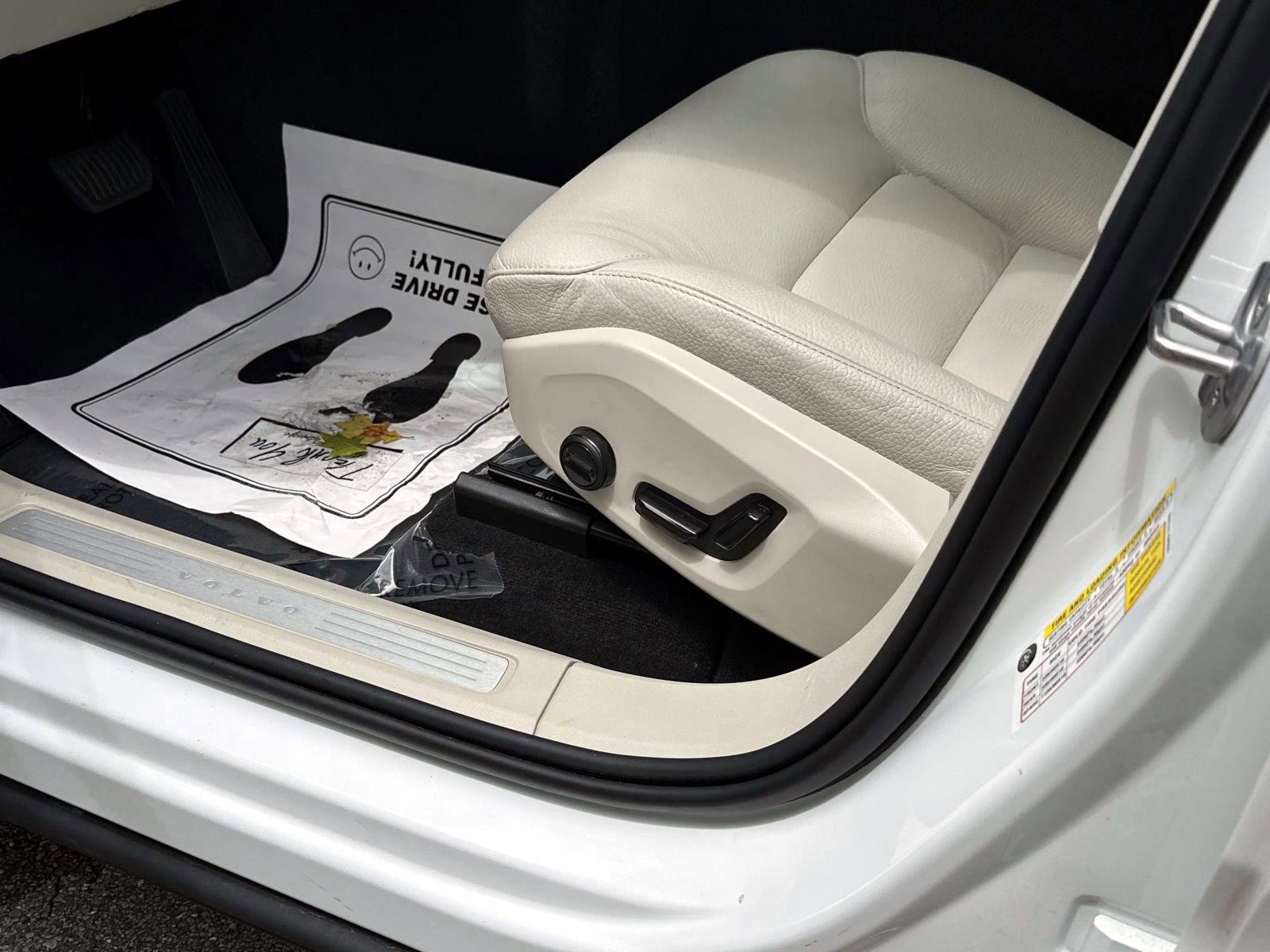 Certified 2024 Volvo XC60 B5 Plus image 19